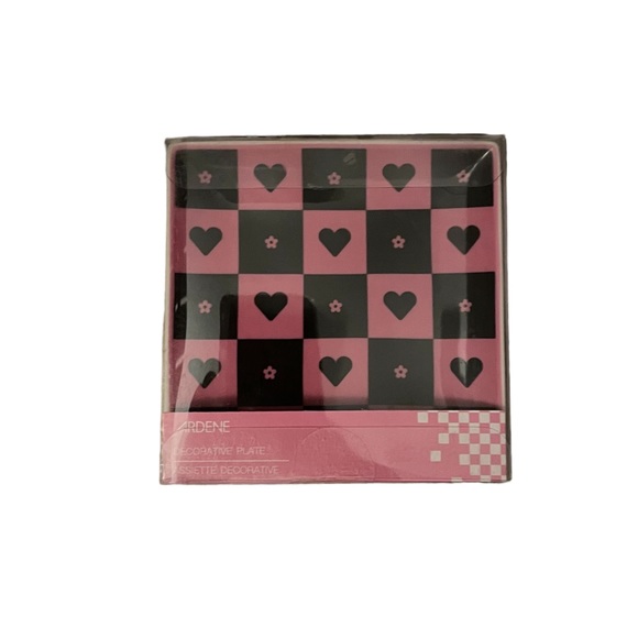 BNIB Decorative Plate (check with heart and flower design) - Picture 1 of 2